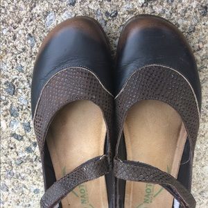 Naot  Mary Jane Comfort shoes bronz